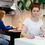 Можно ли вести деятельность салона красоты, если у учредителя ООО заблокированы счета?