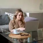 Как правильно оформить дистанционную работу администратора салона красоты?